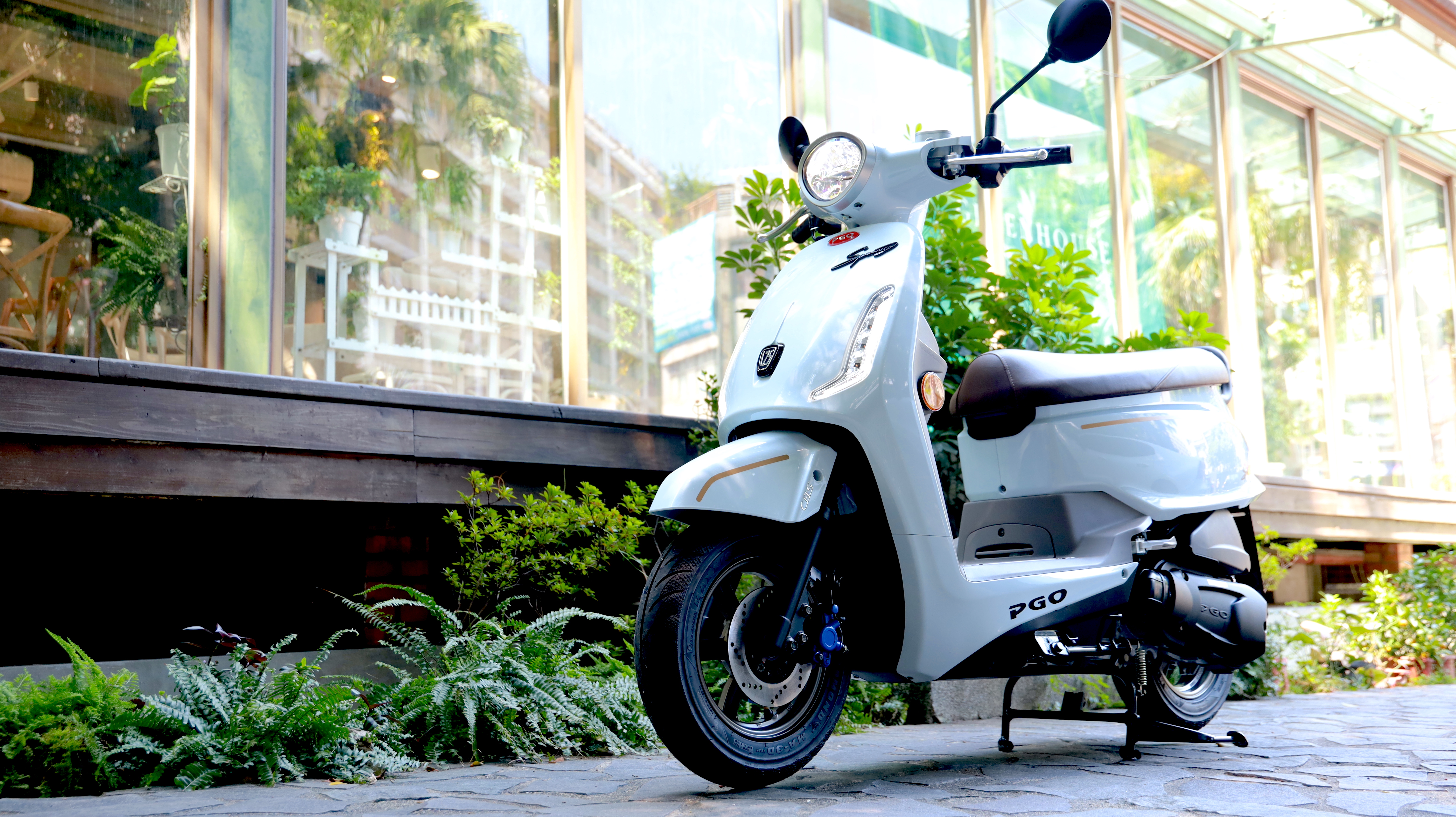 測試啦二輪試】結夥來尋春！PGO Spring 125 B&W 試駕| 測試啦