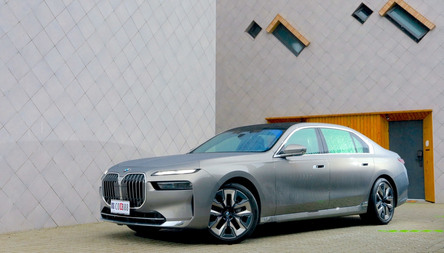 【四輪試駕評測】以夢為馬，不負韶華！BMW 740i excellence