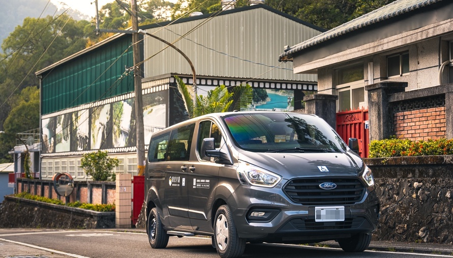 New Ford Tourneo Custom福特旅行家攜手微光134長者接送服務計畫