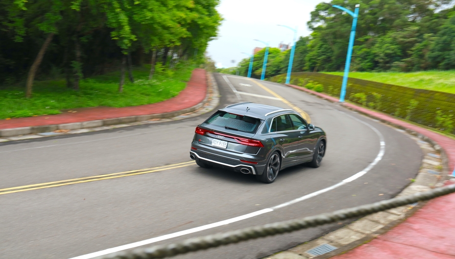 【四輪試駕評測】西裝暴徒 Audi RS Q8