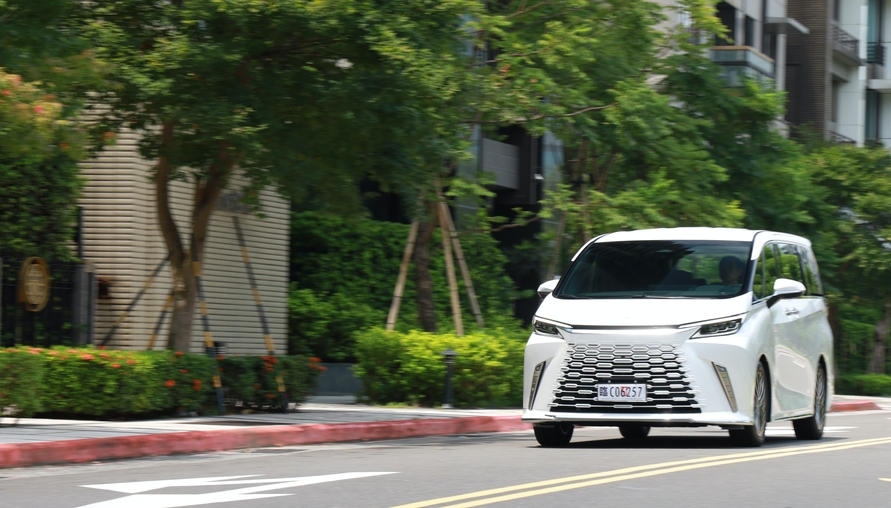 【四輪試駕評測】看完試駕文得等上三年的車 Lexus LM 350h