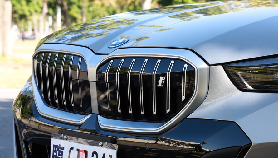 電動車哪家好？TESLA還是BMW？