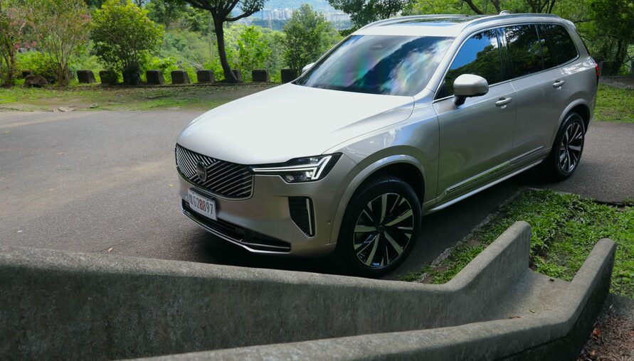 市售坦克再進化！ 2025 VOLVO XC90 B5 Plus