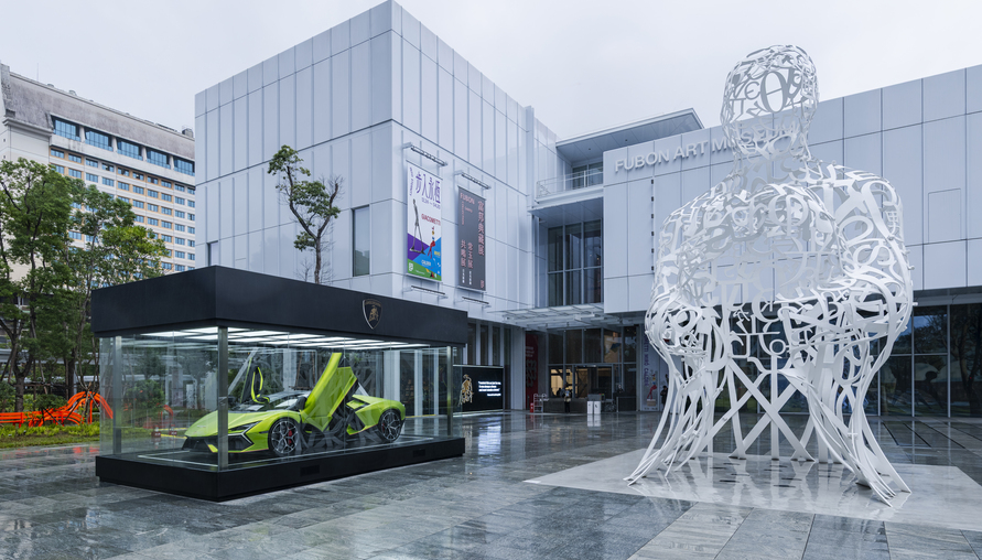 不用去超跑巷就能免費看！Lamborghini全油電陣容快閃集結富邦美術館