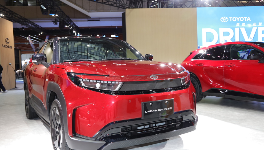 【2026台北車展】Toyota 純電Urban Cruiser 賣127萬元高於預期，Crown Sport突襲現身