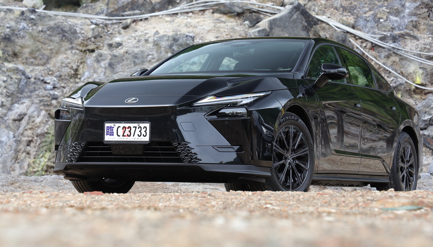 【四輪試駕評測】有電車的靜也有油車的勁！八代目 Lexus ES 500e 頂級版重新定義自己的豪華