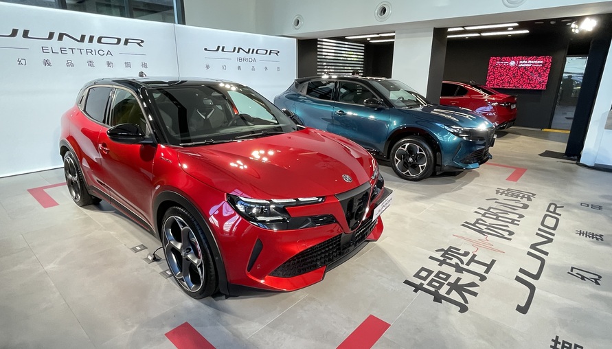 Alfa Romeo Junior 雙動力搶攻跨界休旅市場