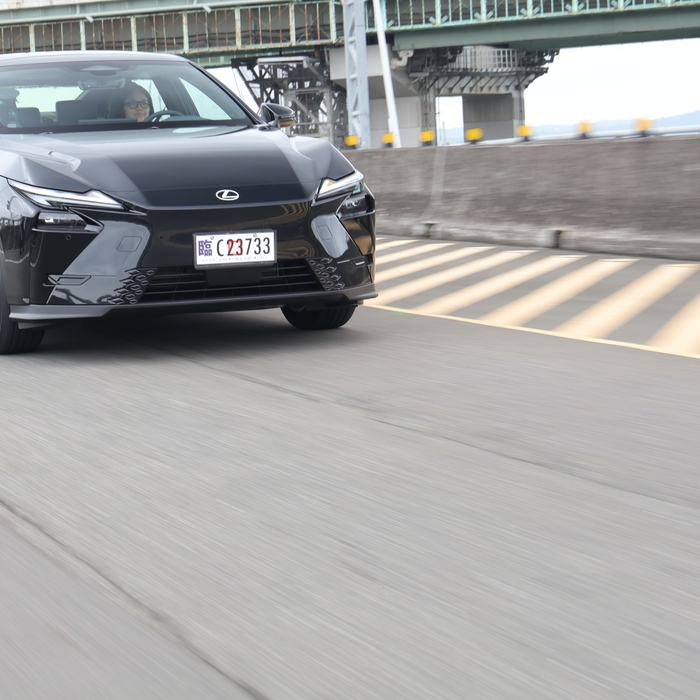【四輪試駕評測】有電車的靜也有油車的勁！八代目 Lexus ES 500e 頂級版重新定義自己的豪華
