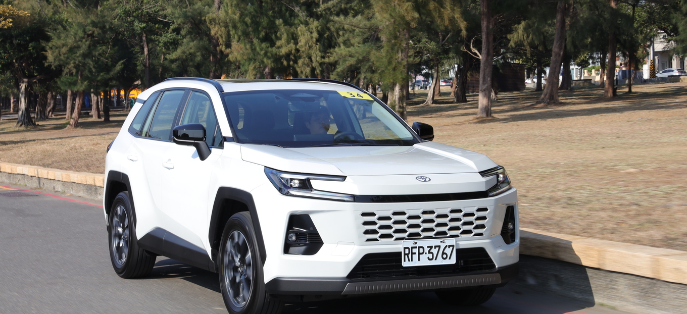 【四輪試駕評測】不業配良心試車版！直球對決六代 Toyota RAV4 2.5 Hybrid 旗艦版優缺點