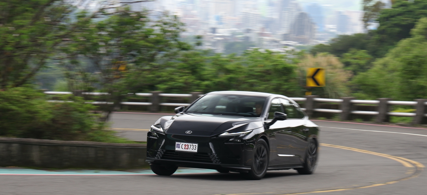 【四輪試駕評測】有電車的靜也有油車的勁！八代目 Lexus ES 500e